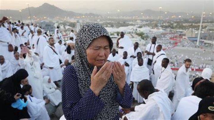 Can a single woman perform Hajj?