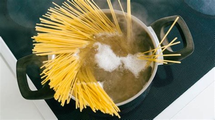 Can you leave cooked spaghetti in water?