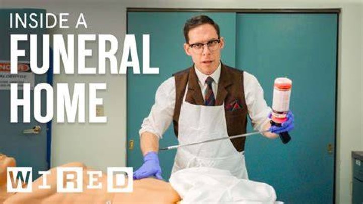 Do funeral homes remove organs?