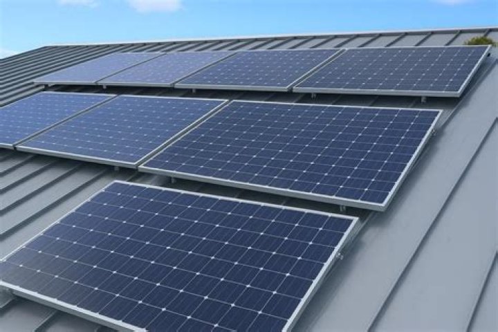 Do solar panels heat roof?