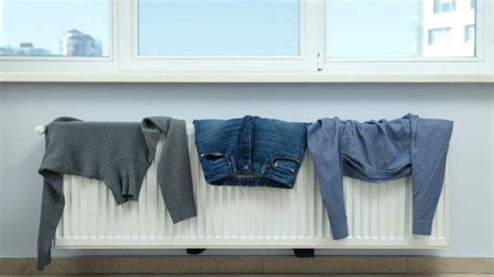 Does drying clothes on radiator cause mould?