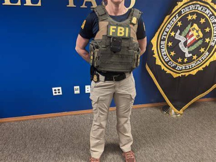 Does the FBI have a height requirement?