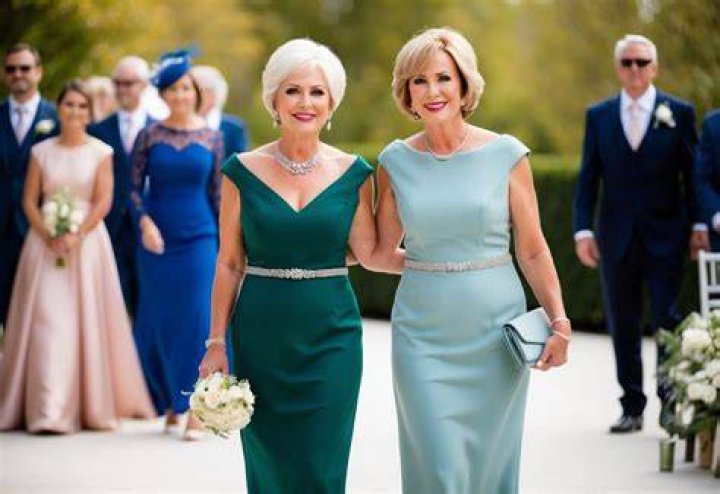 Does the mother of the bride have to match the wedding party?