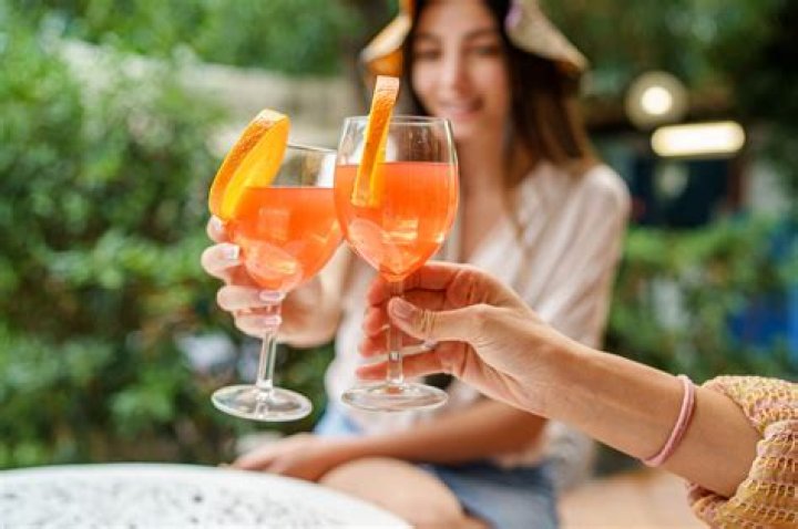 How do girls drink with lipstick?