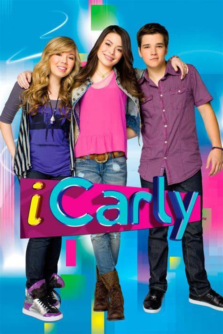 How old was Carly in iCarly Season 2?