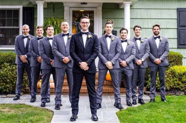 Should the parents of groomsmen be invited to the wedding?