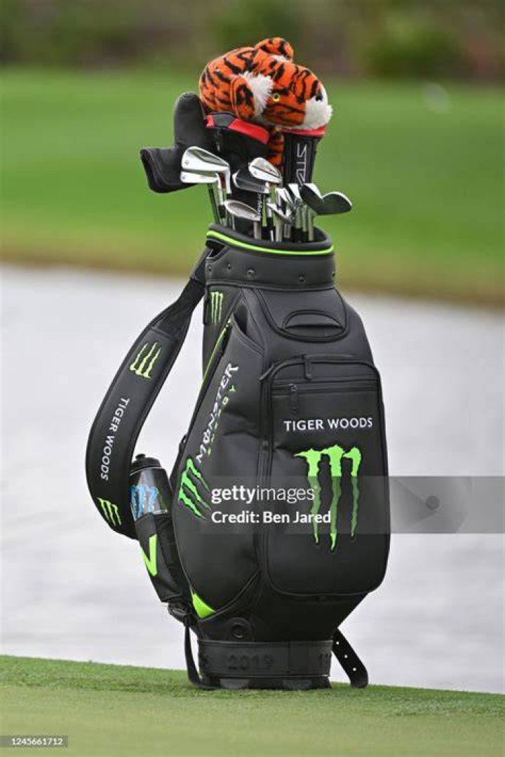 Who makes Tiger Woods golf bag?